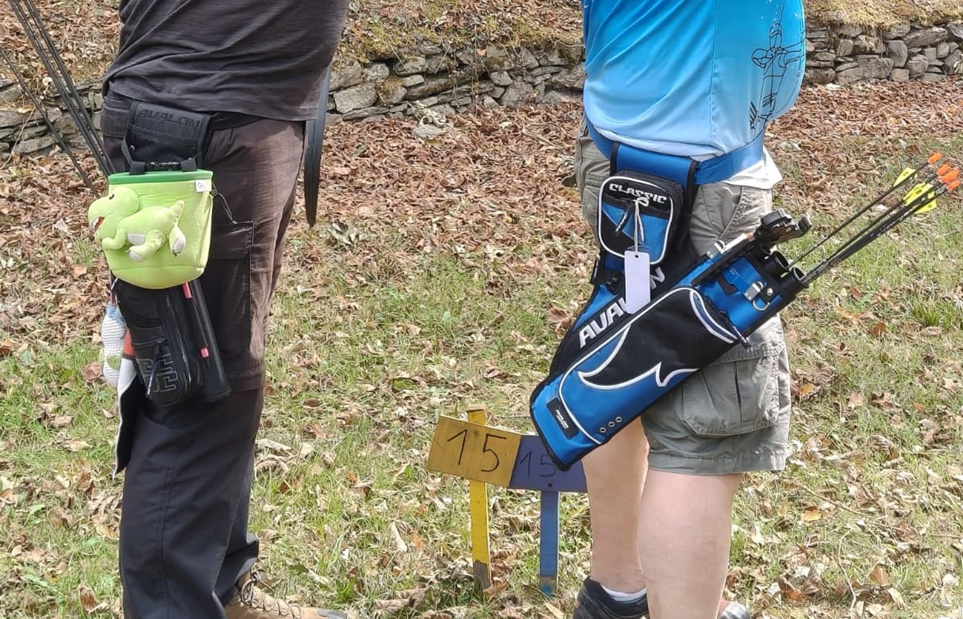 Deux archers du club en pleine visée sur le parcours campagne