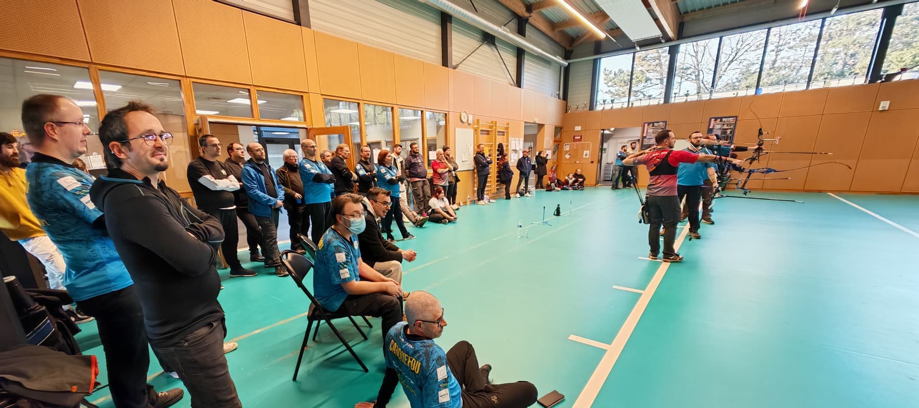 Le club en maillot bleu pendant une compétition en salle