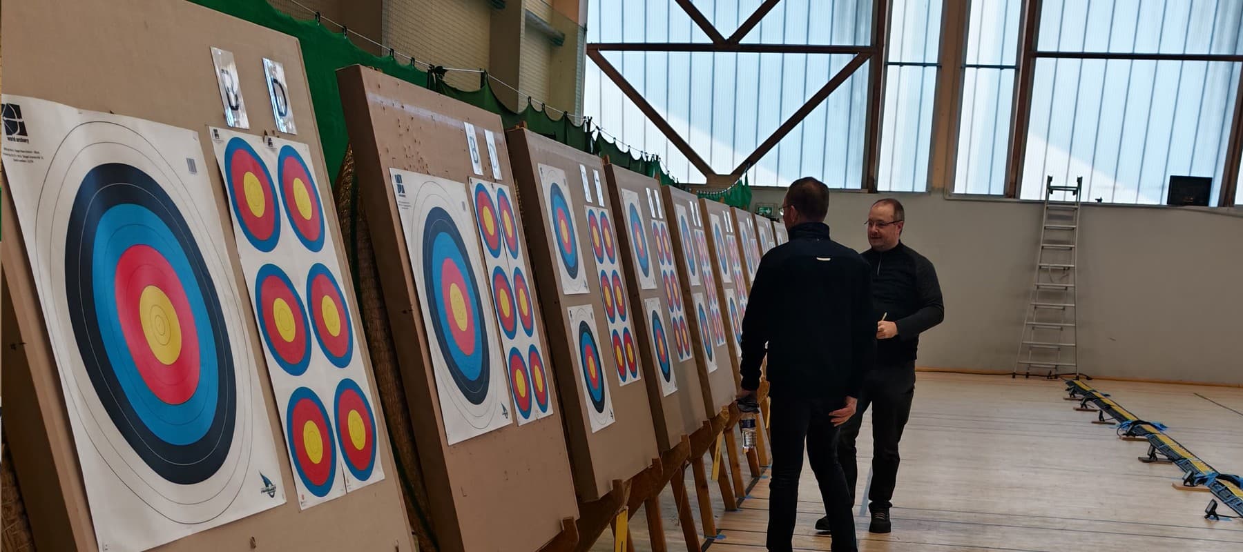 Les cibles alignées dans la salle avant un concours